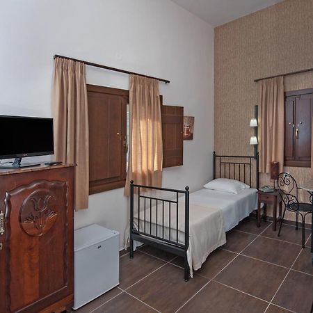 Polys Guest House Katachas Bagian luar foto