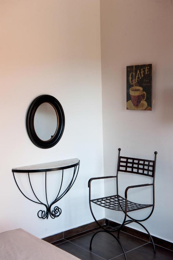 Polys Guest House Katachas Bagian luar foto