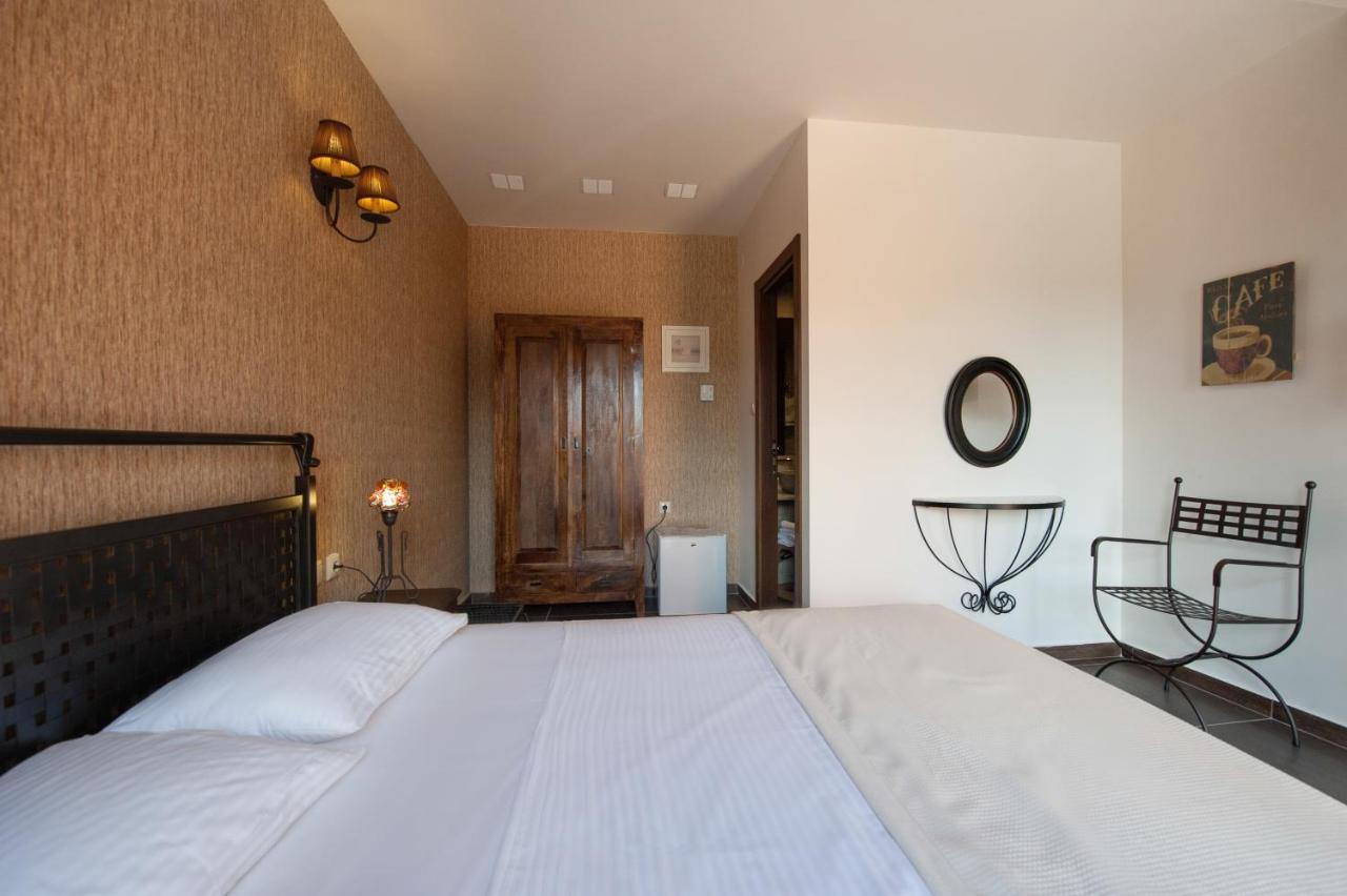 Polys Guest House Katachas Bagian luar foto