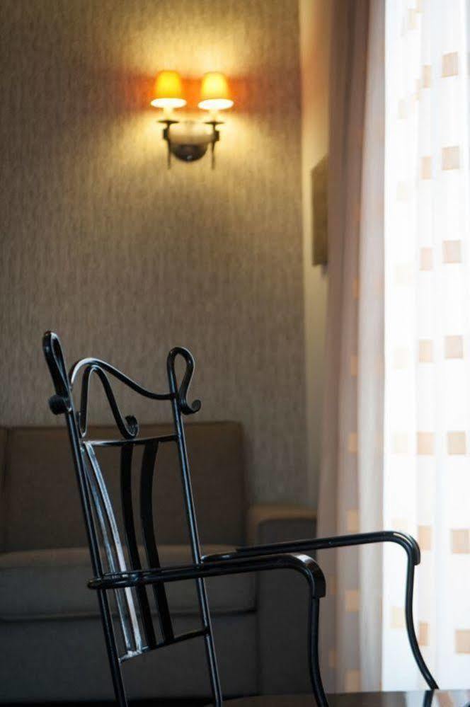 Polys Guest House Katachas Bagian luar foto