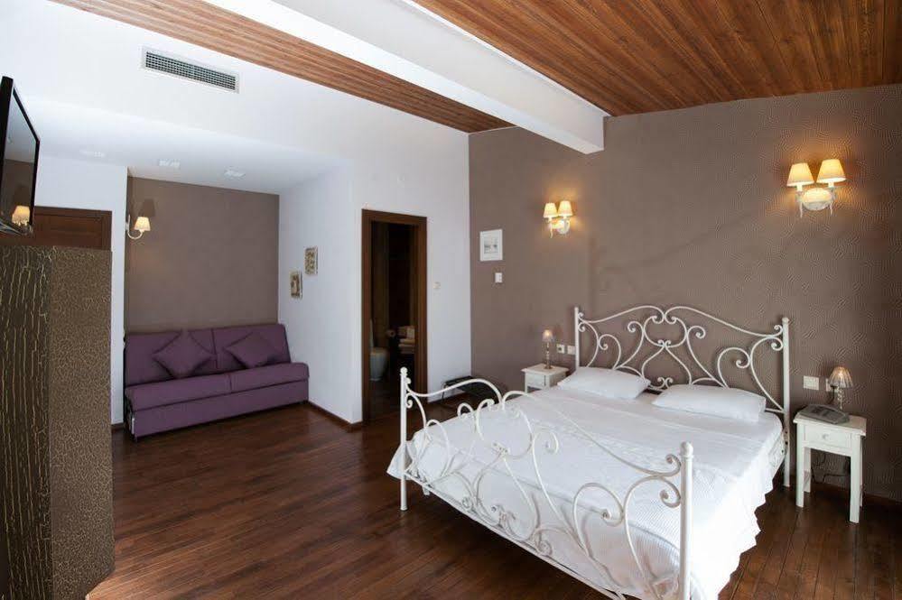 Polys Guest House Katachas Bagian luar foto