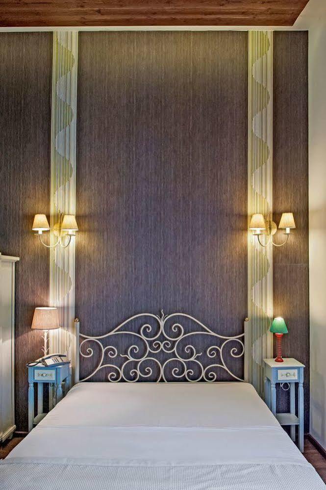 Polys Guest House Katachas Bagian luar foto